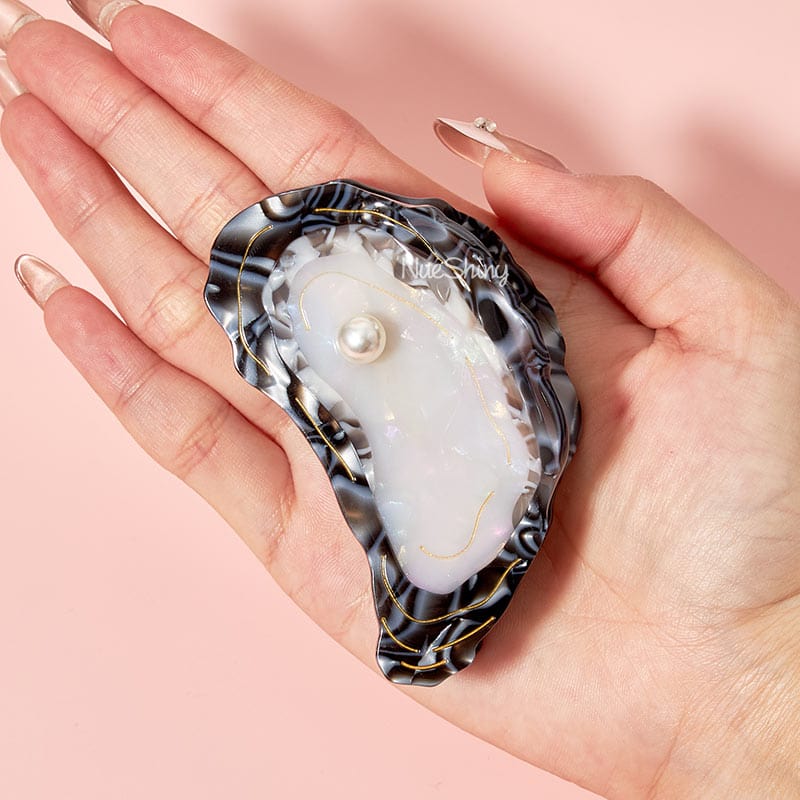 Pre- Sale Medium Oyster Hair Claw with Pearl | NueShiny