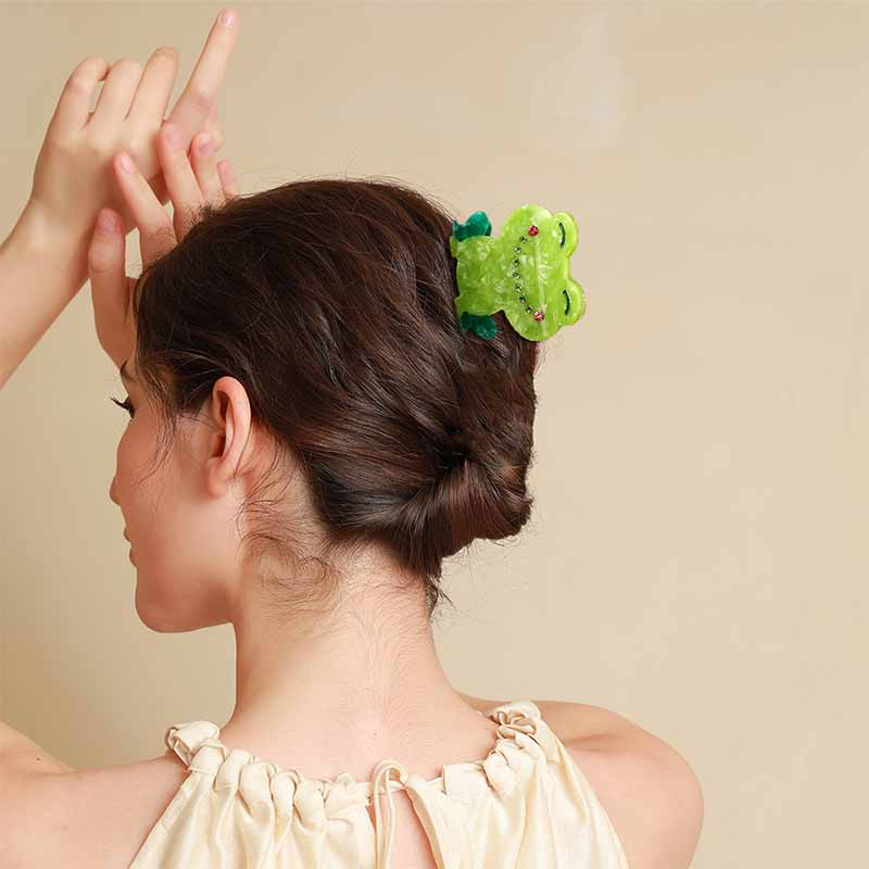 Mini Green frog acetate hair claw | NueShiny